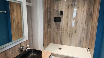 Klassieke kamer, 1 twee- of 2 eenpersoonsbedden | Badkamer | Een douche, een haardroger, handdoeken, zeep