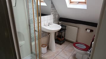 Classic Quadruple Room | Bathroom | Shower, hair dryer, towels, soap