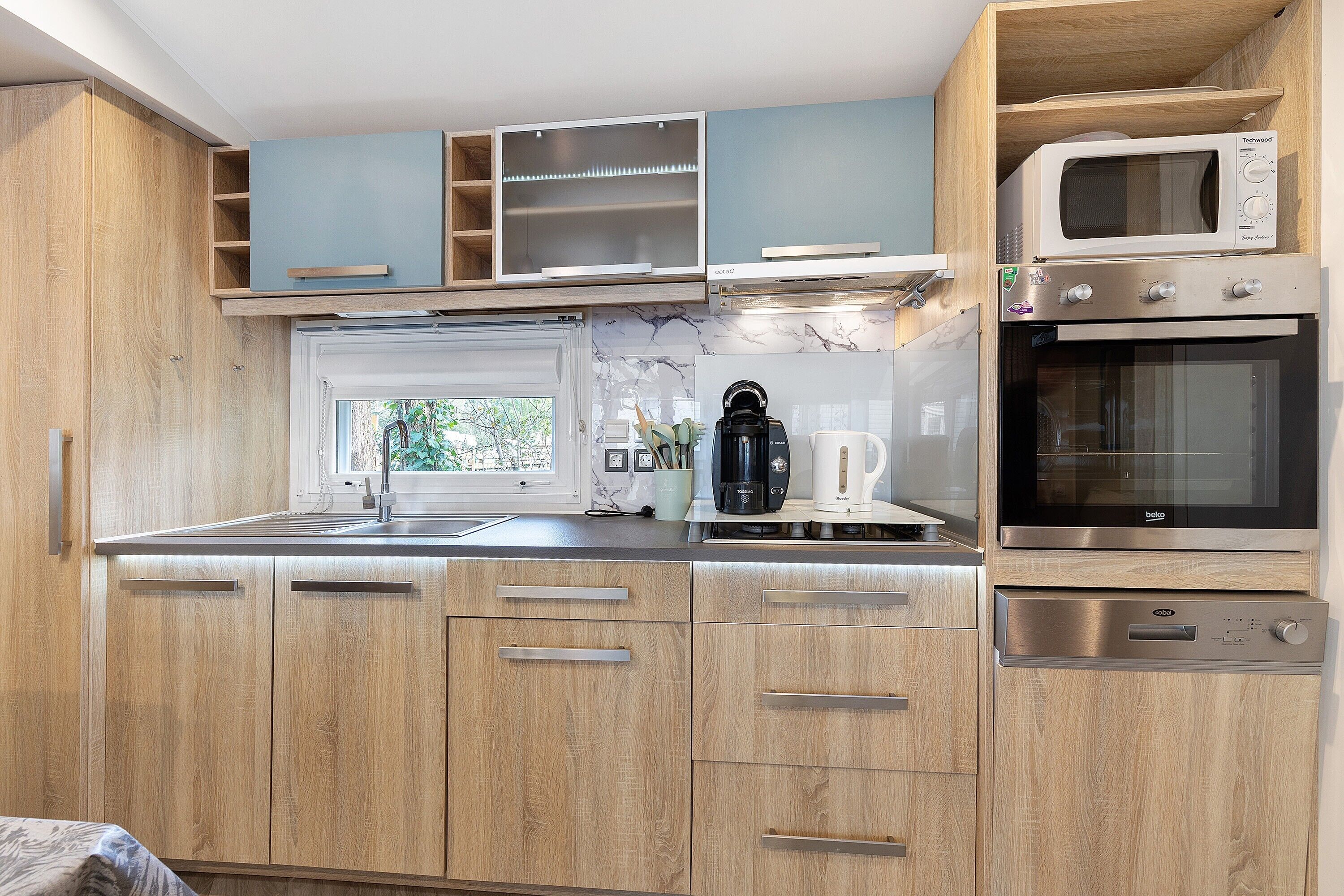 Jääkaappi, mikroaaltouuni, uuni, liesi