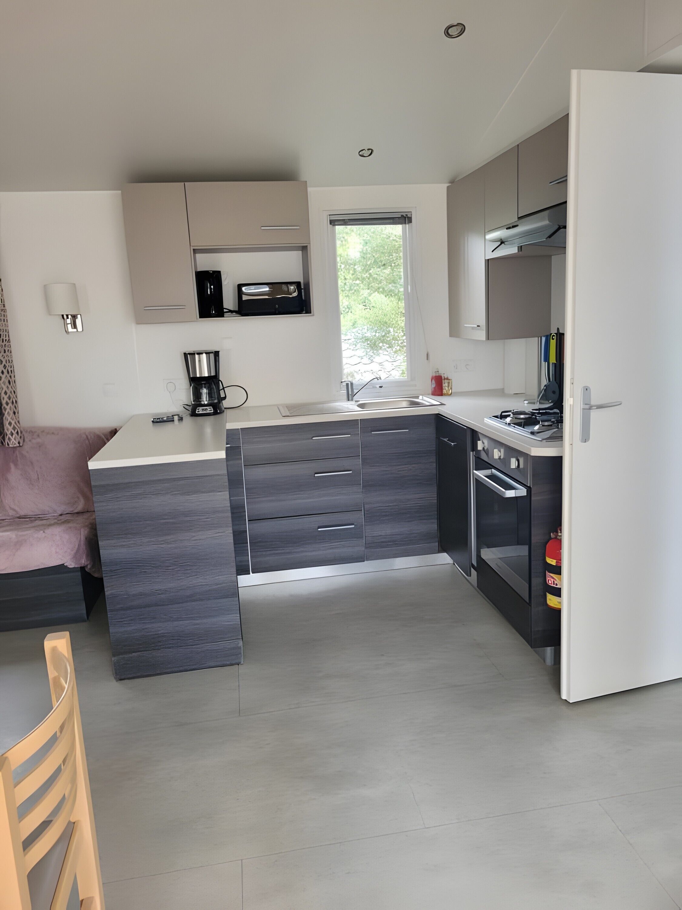 Een koelkast, een microgolfoven, een oven