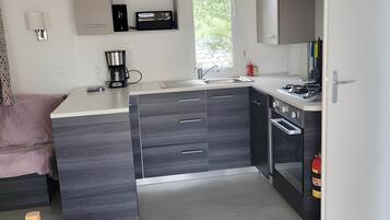 Een koelkast, een microgolfoven, een oven