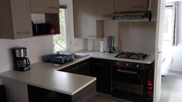 Kylskåp, mikrovågsugn, ugn och kaffe- och tebryggare