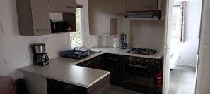 Refrigerador, microondas, horno y cafetera y tetera 