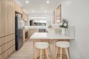 Private kitchen - 5 MINS WALK TO BEACH, 5 MINS DRIVE TO SHOPS (Capel Sound)
