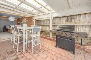 Outdoor dining - 5 MINS WALK TO BEACH, 5 MINS DRIVE TO SHOPS (Capel Sound)
