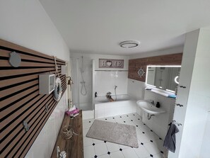 Secadora de cabello, toallas, jabón, papel de baño 