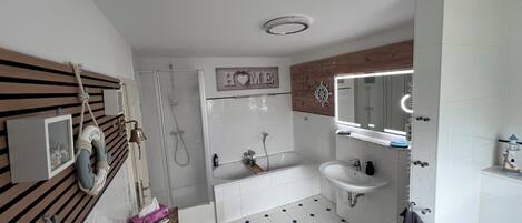 Haartrockner, Handtücher, Seife, Toilettenpapier