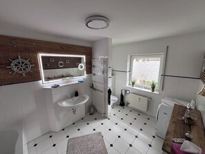 Hair dryer, towels, soap, toilet paper - Baltic Sea Lounge beautiful, bright large apartment 100sqm in Kühlungsborn (Kühlungsborn)