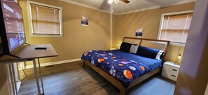 4 slaapkamers, een strijkplank/strijkijzer, reisbedje, gratis wifi