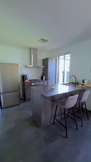 Private kitchen - Modern Comfort home in the Heart of Brabham (Brabham)