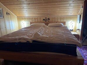 2 bedrooms, travel crib, free WiFi