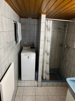 Secador de cabelo, papel higiênico