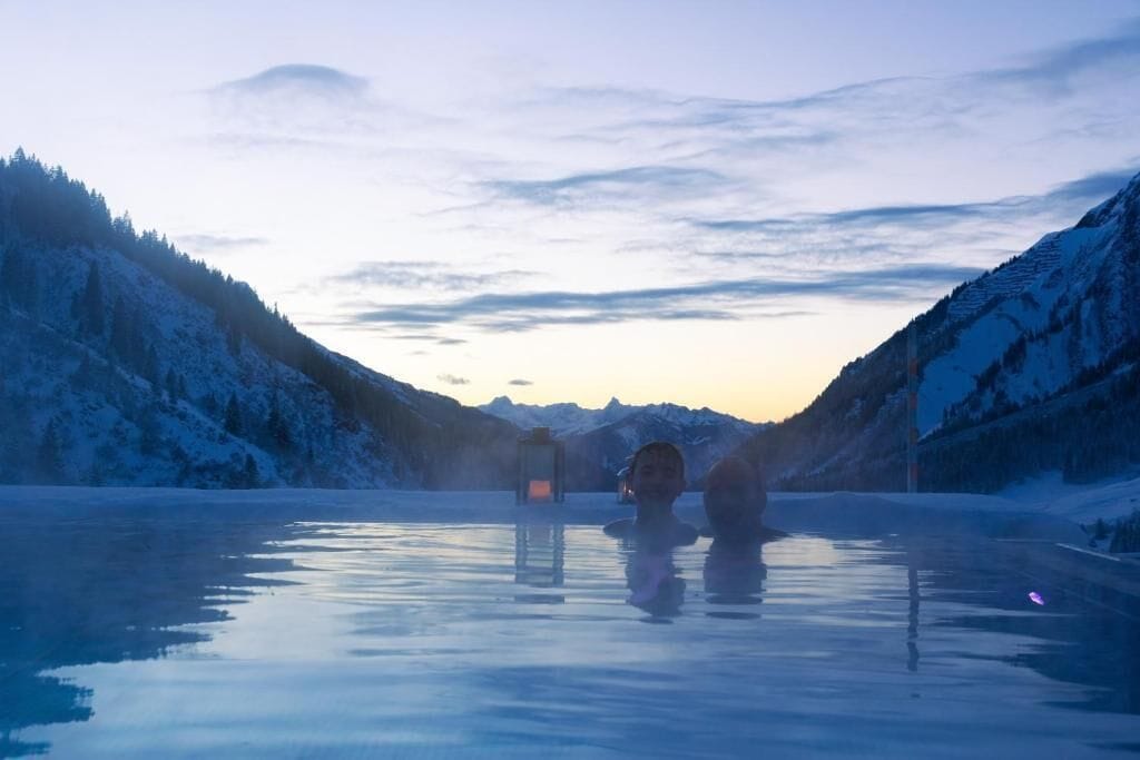 Kolam renang tertutup, kolam renang terbuka 