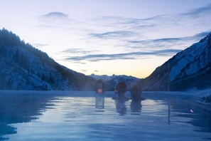 Indoor pool, outdoor pool - Wohlfühlhotel Hubertushof (Stuben)