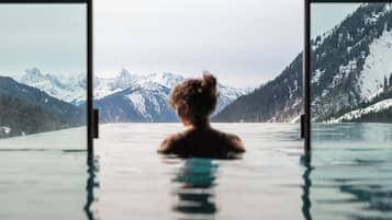 Una piscina cubierta, una piscina al aire libre