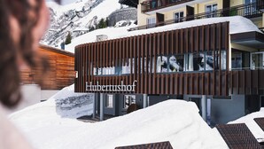 Un edificio moderno con facciata in legno e la scritta "Himbergushof" ben visibile.