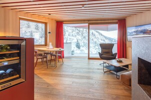 Suite Deluxe, balcón, vistas a la montaña | Minibar, caja fuerte, escritorio y espacio para trabajar con un portátil