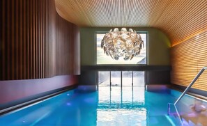 Indoor pool, outdoor pool - Wohlfühlhotel Hubertushof (Klosterle am Arlberg)