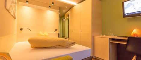 Caixa forta a l'habitació i cortines opaques