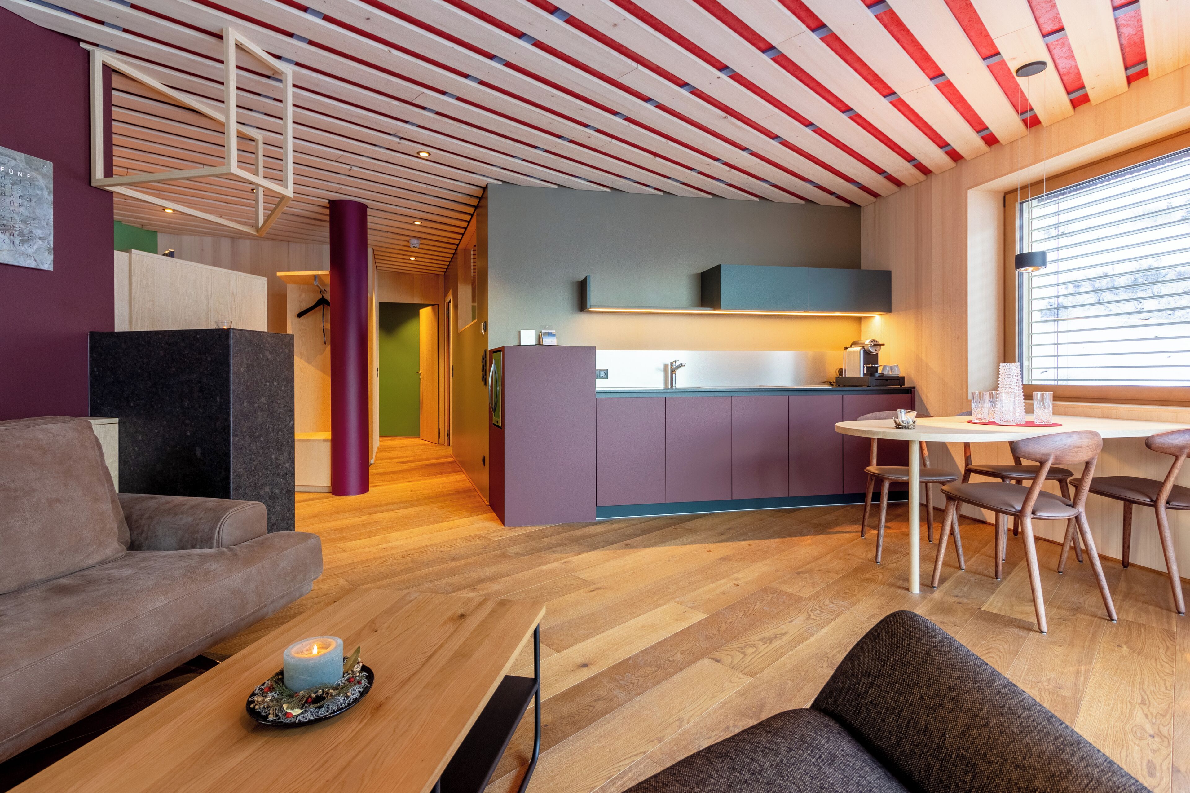 Suite Deluxe, balcón, vistas a la montaña | Minibar, caja fuerte, escritorio y espacio para trabajar con un portátil