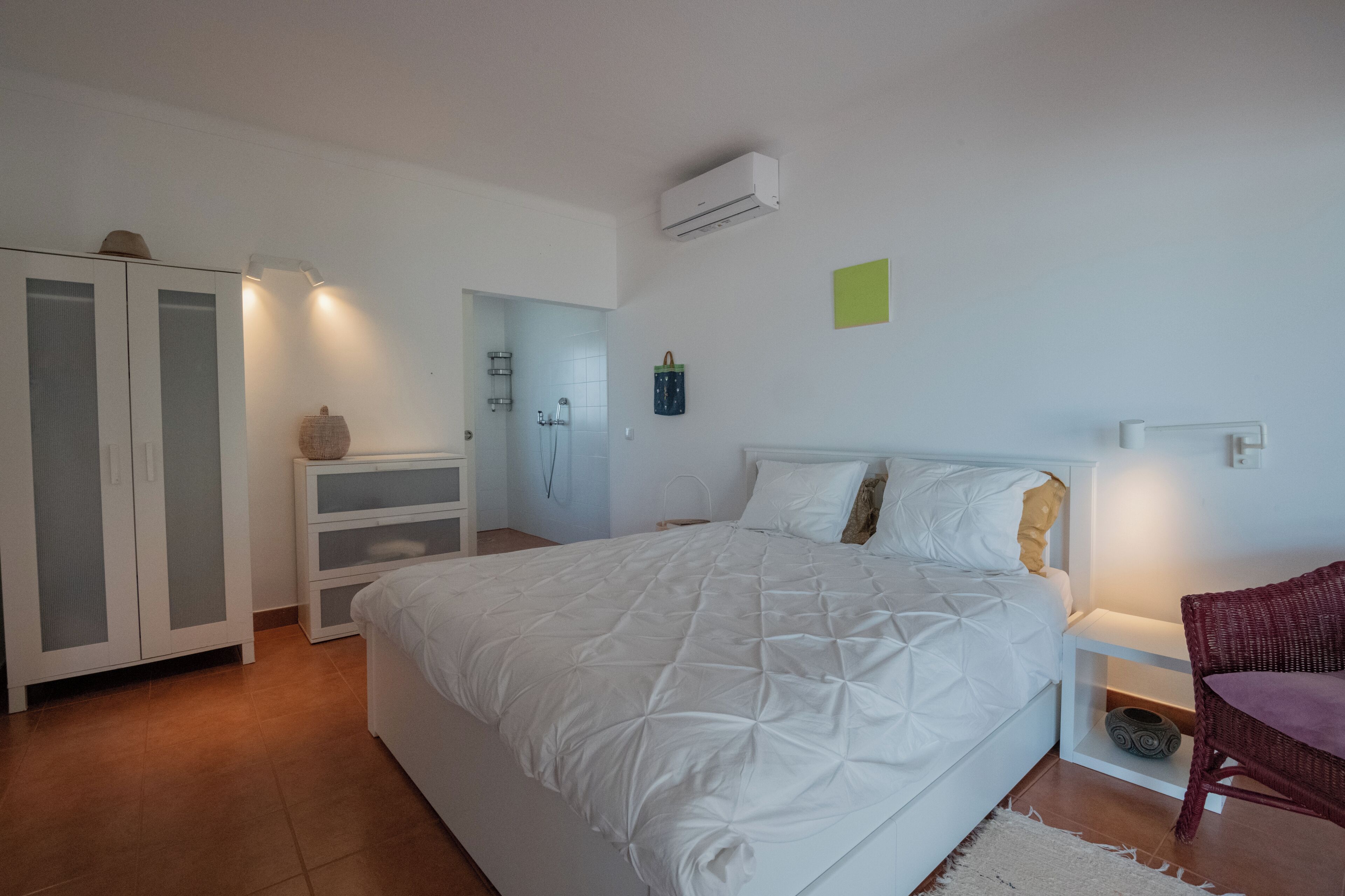 4 bedrooms, iron/ironing board, free WiFi, bed sheets