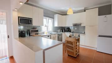 Coffee/tea maker, fridge, microwave, dishwasher