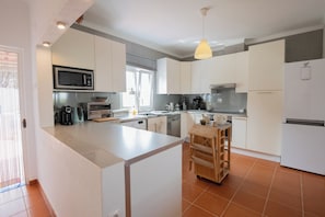 Kühlschrank, Mikrowelle, Geschirrspüler