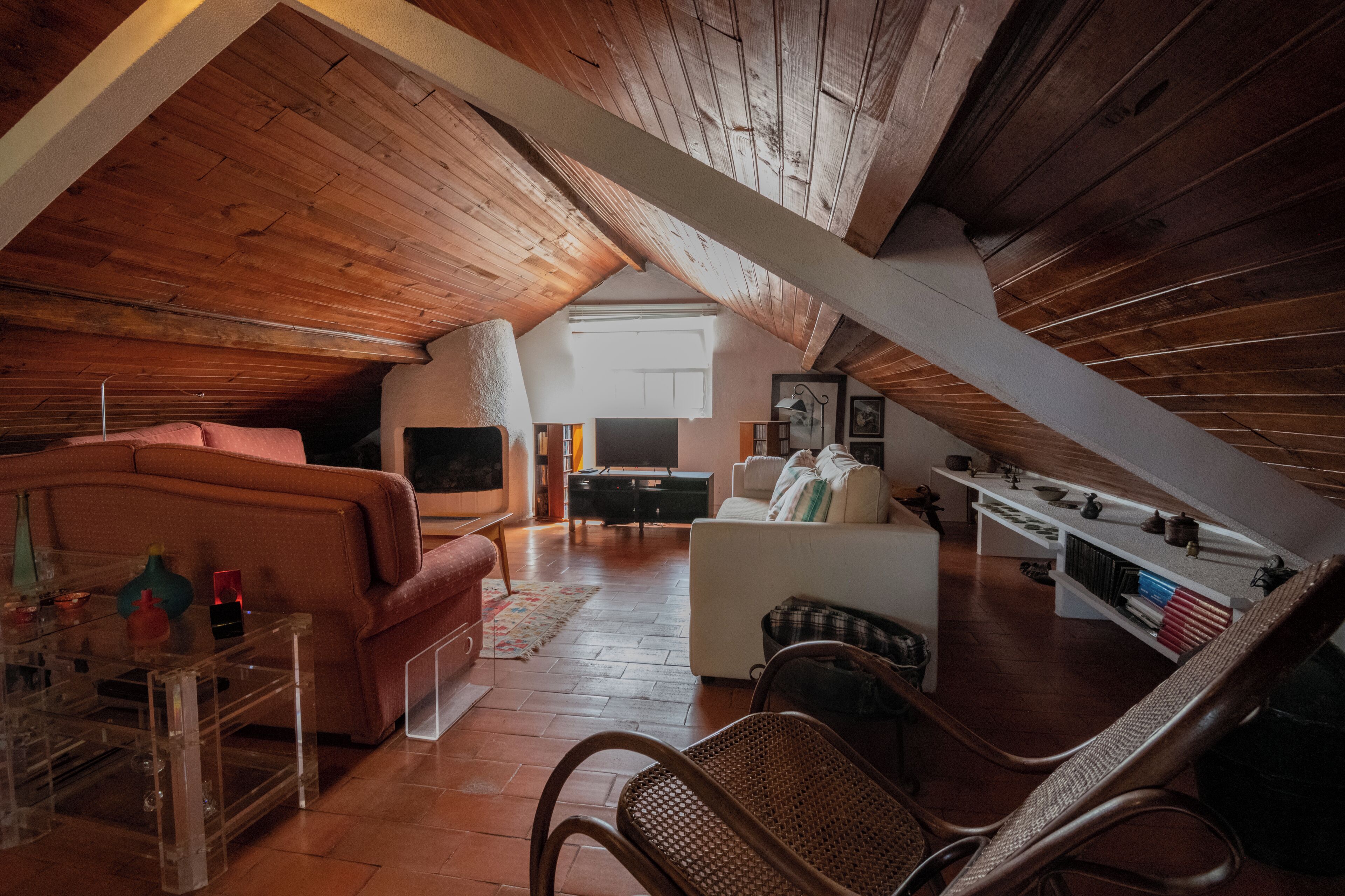 TV, fireplace
