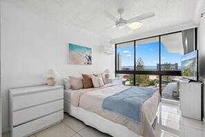1 bedroom, iron/ironing board, WiFi, bed sheets - Cosy Ocean Views Apartment w/cinema at night. Pet-Friendly! (Surfers Paradise)