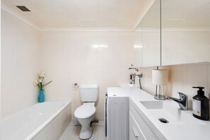 Hair dryer, towels, soap, toilet paper - Cosy Ocean Views Apartment w/cinema at night. Pet-Friendly! (Surfers Paradise)