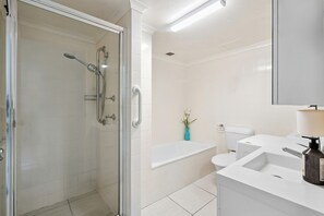 Hair dryer, towels, soap, toilet paper - Cosy Ocean Views Apartment w/cinema at night. Pet-Friendly! (Surfers Paradise)