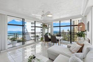 Smart TV - Cosy Ocean Views Apartment w/cinema at night. Pet-Friendly! (Surfers Paradise)