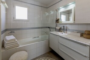 Shower, hair dryer, towels, soap - SALT-MARSH HOUSE IN THE HEART OF THE SALT MARSHES (Guérande)