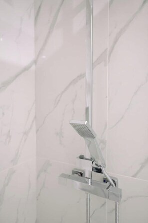 Shower, hair dryer, bidet, towels - Calabreeze. Modern apartment with city center view (Villa San Giovanni)