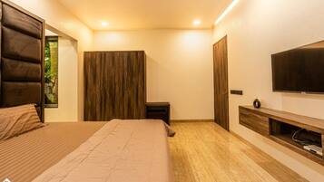 Business Villa, Balcony, Garden View | Desk, free WiFi