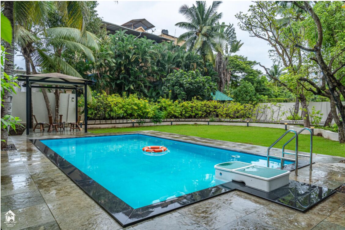 فيلا لرجال الأعمال - بشرفة - منظر للحديقة | حمام سباحة