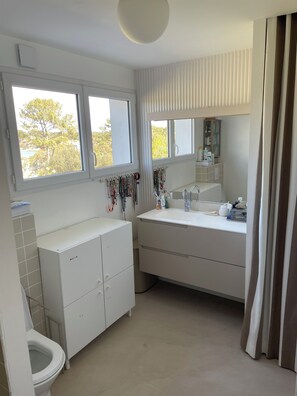 Shower - Villa between lake and ocean, view of white beach (Soorts-Hossegor)