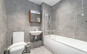 Bathroom - 2-Bed London Apartment Near Brixton Station | Sleeps 6 | Parking (Greater London)
