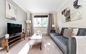 Living area - 2-Bed London Apartment Near Brixton Station | Sleeps 6 | Parking (Greater London)