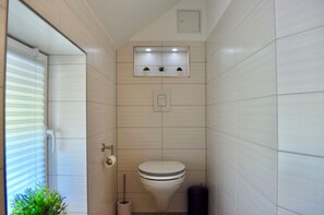 Douche, sèche-cheveux, serviettes fournies, papier toilette