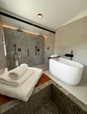 Shower, hair dryer, bidet, towels - Palma Suite (Ca' Nani)