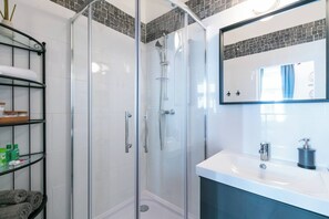Apartment, 1 Bedroom, City View | Bathroom - 6 min Walk to Metro - 3 Stops to City Center (Vienna)