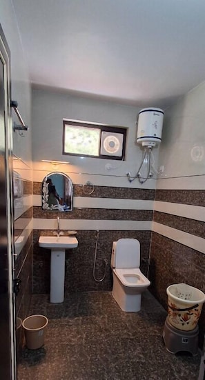Superior Double Room, Mountain View | Bathroom | Shower, free toiletries, towels - Aasara Homestay Bhimtal (Bhimtal)