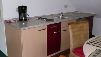 Kühlschrank, Mikrowelle, Herdplatte, Geschirrspüler