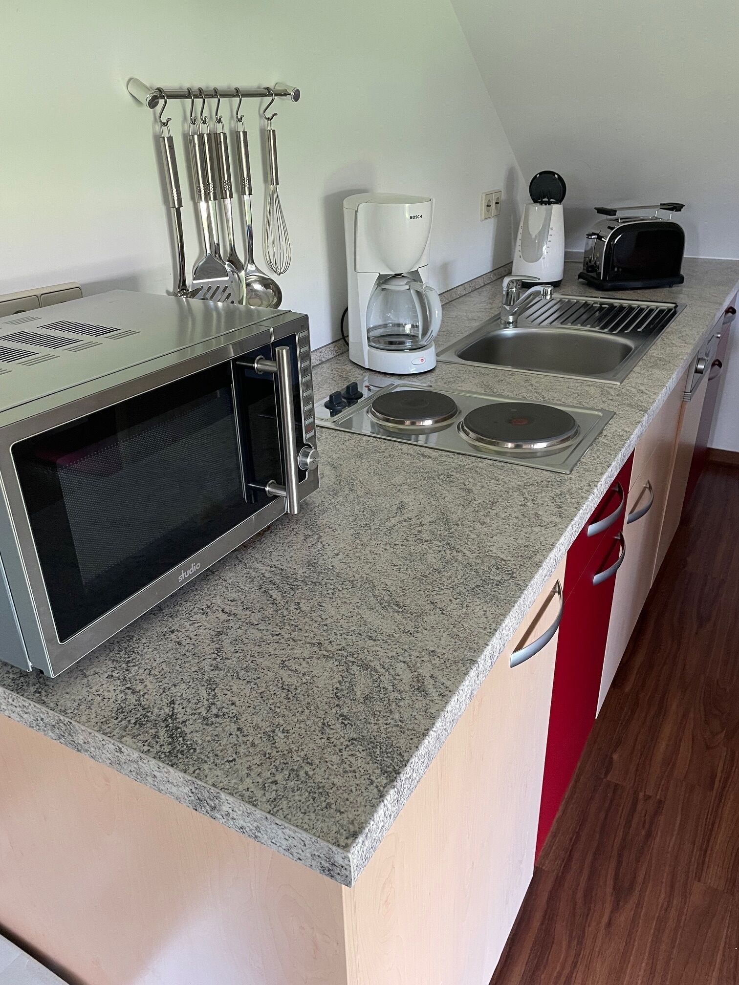 Kühlschrank, Mikrowelle, Herdplatte, Geschirrspüler