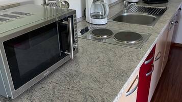 Kühlschrank, Mikrowelle, Herdplatte, Geschirrspüler