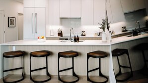 Coffee/tea maker, fridge, microwave, oven - Escape to Après Hideaway, a spacious Revelstoke townhome with a private hot tub, modern amenities, and cozy living spaces—the perfect retreat after a day of skiing, biking, or mountain adventures. (Revelstoke)