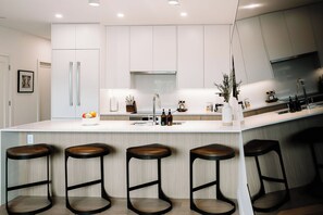 Coffee/tea maker, fridge, microwave, oven - Escape to Après Hideaway, a spacious Revelstoke townhome with a private hot tub, modern amenities, and cozy living spaces—the perfect retreat after a day of skiing, biking, or mountain adventures. (Revelstoke)