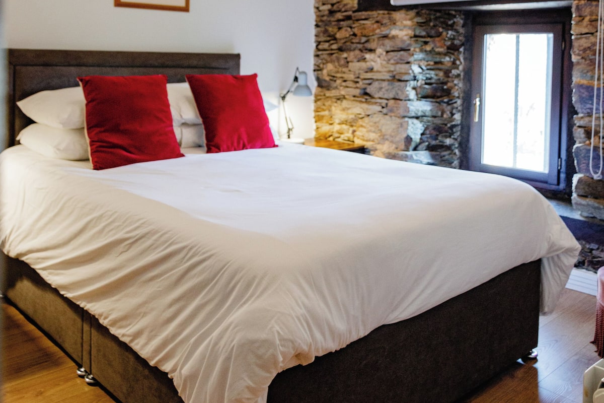 Deluxe House, Patio, Lake View | Free WiFi