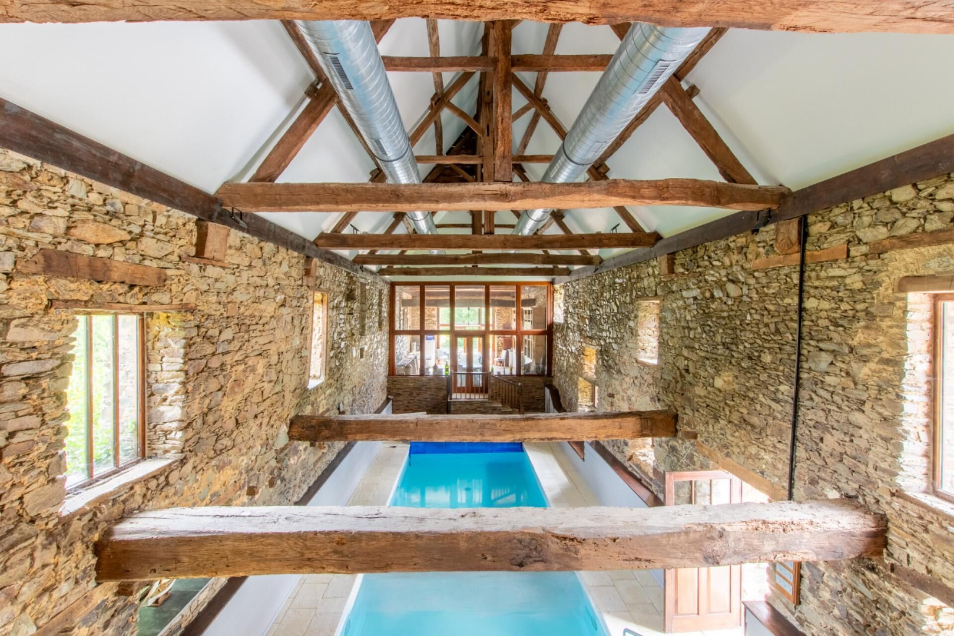 Hồ bơi trong nhà, hồ bơi ngoài trời phục vụ theo mùa 